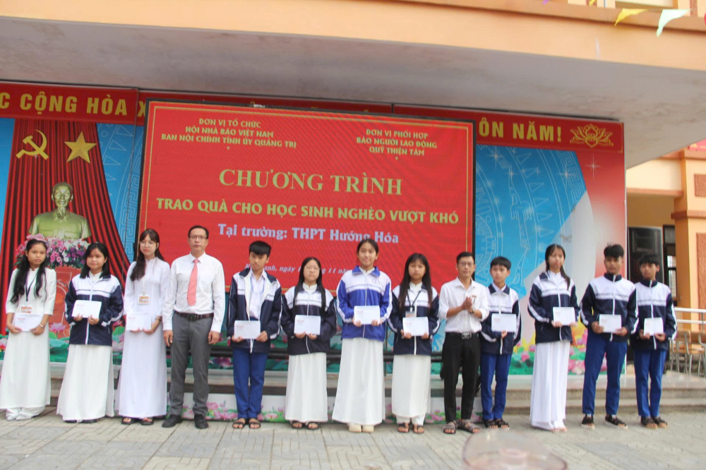 Báo Người Lao Động trao học bổng cho học sinh nghèo vượt khó